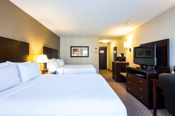 Holiday-Inn-&-Suites-3805-medium